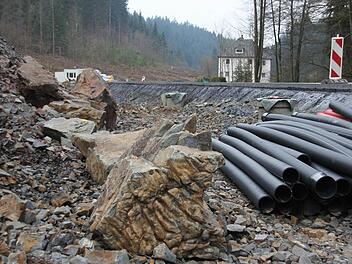 Diese großen Felsbrocken haben sich aus dem Steilhang bei der Felsmühle (im Hintergrund) gelöst.  Foto: Friedwald Schedel
