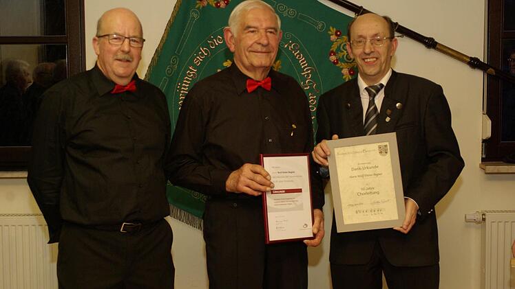 Sängergruppen-Vorsitzender Siegfried Gottwald (rechts) überreichte Wolf-Dieter Bogner (Mitte) die Ehrenurkunden des Fränkischen Sängerbunds und des Deutschen Chorverbands für fünf Jahrzehnte Chorleitung. Dazu gratulierte der Vorsitzende des MGV Obereschenbach, Werner Meder (links). Foto: Winfried Ehling