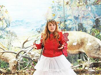 Jette (Anne Rieckhof) fragt nach Sterben und Tod. Das Stück für Menschen ab 9 Jahren wird im Naturkundemuseum gespielt.  Foto: Andrea Kremper