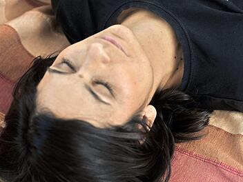 Esther Rittner entspannt sich. Die Psychologin hält es für wichtig, dass Menschen sich ausruhen - und auch faulenzen.  Foto: VM Photodesign Hausen