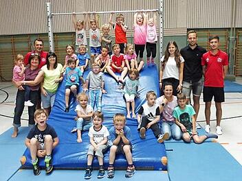 "Fit mit Fridolin und dem TSV" war die These beim Projekttag zur Erlangung der Anerkennung als Bewegungskindergarten in Hummendorf in Zusammenarbeit mit dem Kooperationspartner TSV Weißenbrunn in der Leßbachtalhalle. Mit im Bild (von links): Jutta Spielvogel, Jörg Neubauer und Heidi Löffler, sowie (von rechts): Jakob Neubauer, Kevin Mattes, Annika Dressel und davor (kniend) Anja Klingohr. Foto: Dieter Wolf