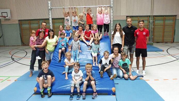 "Fit mit Fridolin und dem TSV" war die These beim Projekttag zur Erlangung der Anerkennung als Bewegungskindergarten in Hummendorf in Zusammenarbeit mit dem Kooperationspartner TSV Weißenbrunn in der Leßbachtalhalle. Mit im Bild (von links): Jutta Spielvogel, Jörg Neubauer und Heidi Löffler, sowie (von rechts): Jakob Neubauer, Kevin Mattes, Annika Dressel und davor (kniend) Anja Klingohr. Foto: Dieter Wolf
