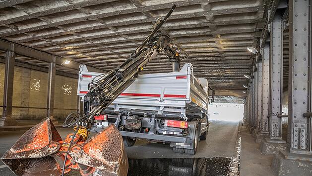 Kran von Lastwagen bleibt an Bahnunterf&uuml;hrung h&auml;ngen