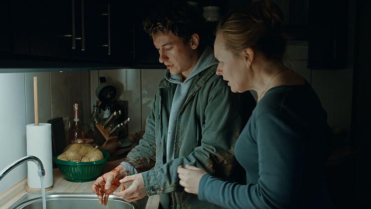 Christina Wewes (Anja Schneider) und ihr Sohn Niklas (Juri Winkler) bilden eine Schicksalsgemeinschaft. Als Niklas mit einer Schnittwunde zu Hause auftaucht, ist seine Mutter alarmiert.