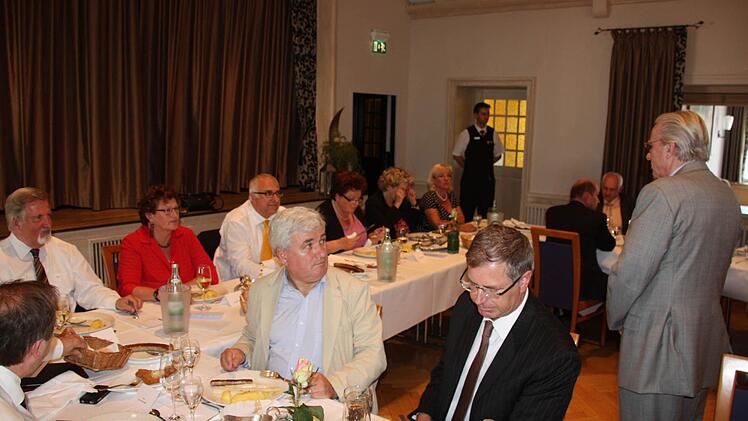Bürgermeister Peter Deeg (stehend) klagte, die Pflegesätze seien nicht mehr deckend.