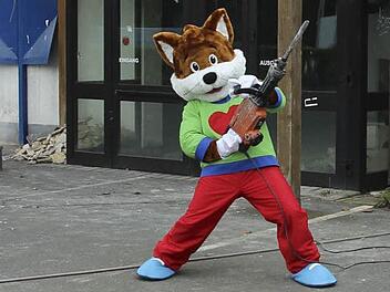 Der Rofu-Fuchs packt mit an, damit zum angepeilten Eröffnungstermin alles fertig ist. Fotos: Sonja Adam