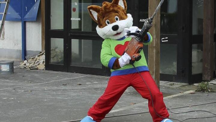 Der Rofu-Fuchs packt mit an, damit zum angepeilten Eröffnungstermin alles fertig ist. Fotos: Sonja Adam