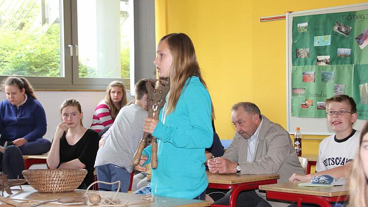Rebecca mit der Klauenschere Foto: Ralf Kestel
