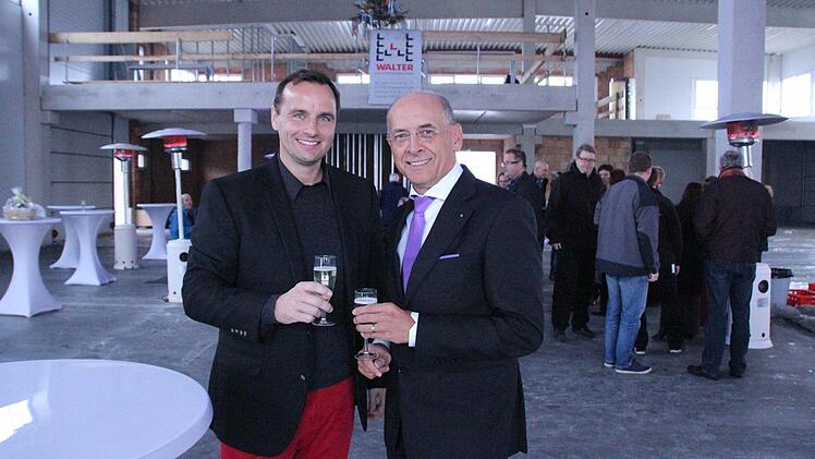 Anstoßen auf die Partnerschaft: Bauherr Andreas Kunst und Gregor Scheller von der Volksbank Forchheim.