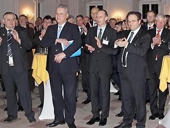 Wirtschaft und Politik trafen sich beim zehnten Baur-Neujahrsempfang. Zwischen den Stehtischen stehen der bayerische Innenminister Joachim Herrmann, Landrat Christian Meißner und MdB Hans-Peter Friedrich (v.l.)  Foto: Thomas Heuchling