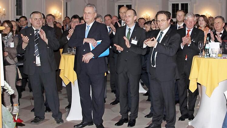 Wirtschaft und Politik trafen sich beim zehnten Baur-Neujahrsempfang. Zwischen den Stehtischen stehen der bayerische Innenminister Joachim Herrmann, Landrat Christian Meißner und MdB Hans-Peter Friedrich (v.l.)  Foto: Thomas Heuchling