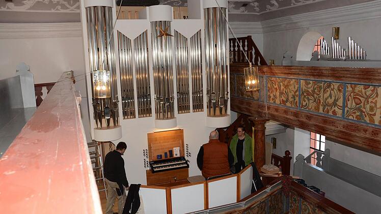 Ein schönes Gesamtbild: Das in Weiß gehaltene Äußere der Melkendorfer Orgel ist modern und harmoniert perfekt mit den Stuckdecken und der aufwändigen Malerei im Kirchenraum. Foto: Dagmar Besand