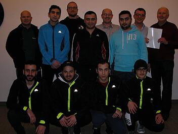 Damit die syrischen Flüchtlinge wie die anderen Fußballspieler des SpVgg Haard kicken können, haben sie ihre kurzen Hosen und ausgetretenen Turnschuhe gegen "angemessene Trainingskleidung" getauscht - gefördert von der DFB Egidius-Braun-Stiftung. Foto: Ewald Kiesel