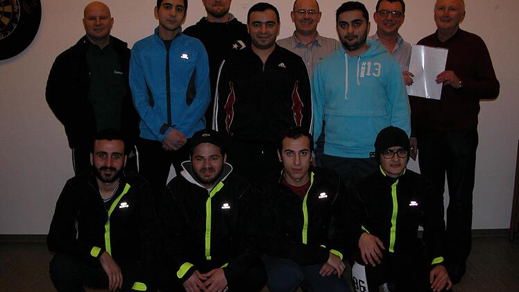Damit die syrischen Flüchtlinge wie die anderen Fußballspieler des SpVgg Haard kicken können, haben sie ihre kurzen Hosen und ausgetretenen Turnschuhe gegen "angemessene Trainingskleidung" getauscht - gefördert von der DFB Egidius-Braun-Stiftung. Foto: Ewald Kiesel