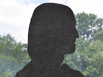 Schüler haben eine Silhouette von Friedrich Rückert gebastelt und als Dekoration zur Jubiläumsfeier an ein Fenster gehängt. Foto: Daniela Pondelicek