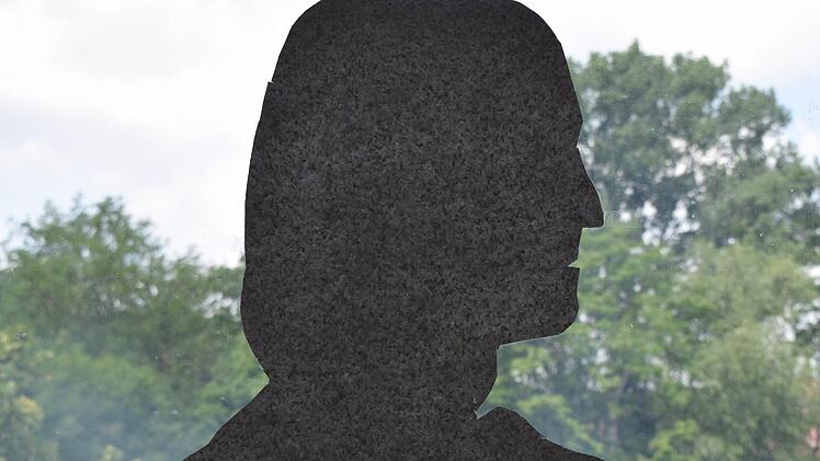 Schüler haben eine Silhouette von Friedrich Rückert gebastelt und als Dekoration zur Jubiläumsfeier an ein Fenster gehängt. Foto: Daniela Pondelicek