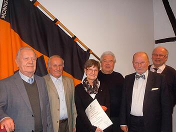 Von links: Otto Ortner, Josef Pascher, Sonja Kastl, Präses P. Winfried Pfeuffer, Karl Beudert, Vorsitzender Albert Laudensack  Foto: Anneliese Albert