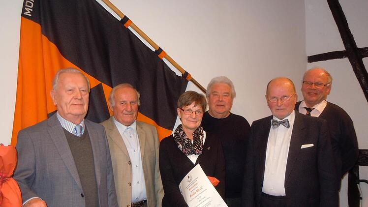 Von links: Otto Ortner, Josef Pascher, Sonja Kastl, Präses P. Winfried Pfeuffer, Karl Beudert, Vorsitzender Albert Laudensack  Foto: Anneliese Albert