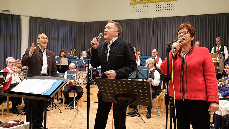 Das Gesangsduett Helga und Helmut Öffner. Foto: Gerd Schaar