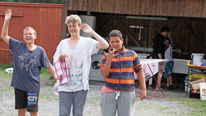 Abschied vom Zeltplatz in Stadtsteinach: Leon Babin (13), Oliver Jacob (13) und Taner Dogan (11) winken ein letztes Mal vor der Abreise, schon jetzt ist klar, dass der bisherige Zeltplatz der Schreberjugend im nächsten Jahr nicht mehr zur Verfügung steht. Foto: Sonny Adam