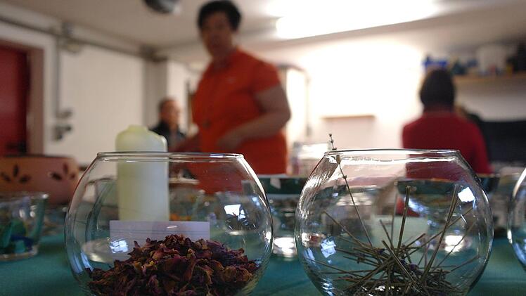 Rosenblätter und Lavendel, von Petra Müller für das Kräuterräuchern vorbereitet. Foto: Stephanie Elm