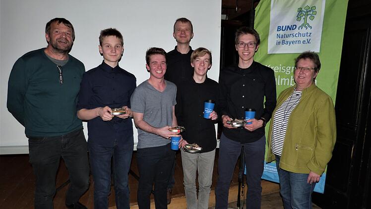 Für ihren "Kulmbecher" erhielten (ab Zweiter von links) die MGF-Schüler Josias Neumüller, Thomas Henning, Lehrer Mattias Kohles, Patrick Bär und Nicolas Landgraf den Umweltpreis der BN-Kreisgruppe. Mit im Bild der neue Kreisvorsitzende Karlheinz Vollrath (links) und Laudatorin Katrin Geyer.Werner Reißaus
