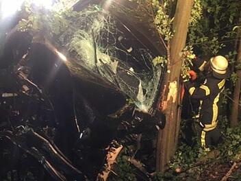 Nach einem Unfall Nahe Heidesheim ist ein Autofahrer am Freitagabend zwischen mehreren B&auml;umen gelandet. In sechs Metern H&ouml;he. Foto: Autobahnpolizei Heidesheim