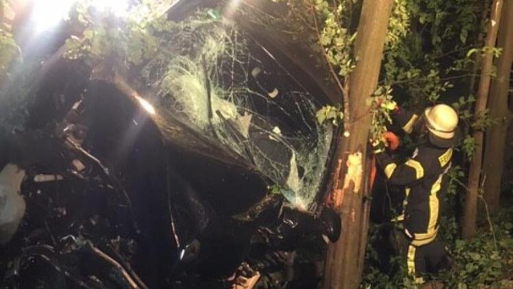 Nach einem Unfall Nahe Heidesheim ist ein Autofahrer am Freitagabend zwischen mehreren B&auml;umen gelandet. In sechs Metern H&ouml;he. Foto: Autobahnpolizei Heidesheim