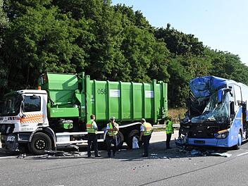 Ettlingen: Ein verunglückter Reisebus steht auf der Autobahn 5 neben einem Müllfahrzeug. Beim Zusammenstoß eines Reisebusses mit einem Mülltransporter auf der Autobahn 5 bei Karlsruhe ist ein Mensch ums Leben gekommen. 30 weitere wurden nach ersten Erkenntnissen verletzt. Foto: Uli Deck/dpa