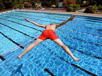 Geht es nach Wetterochs ,ist ab  Samstag drei Tage lang Freibadwetter angesagt. Foto: Ralf Hirschberger/dpa
