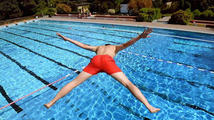 Geht es nach Wetterochs ,ist ab  Samstag drei Tage lang Freibadwetter angesagt. Foto: Ralf Hirschberger/dpa