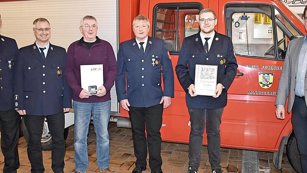 Franz Schneider (3. v. l.) hat das bayerische Feuerwehrehrenkreuz in Silber erhalten. Andre Schneider (2. v. r.) ist f&uuml;r 15 Jahre aktive Dienstzeit geehrt worden. Mit im Bild (v. r.) B&uuml;rgermeister J&uuml;rgen G&auml;belein, Vorsitzender Udo Schneider, Komma...