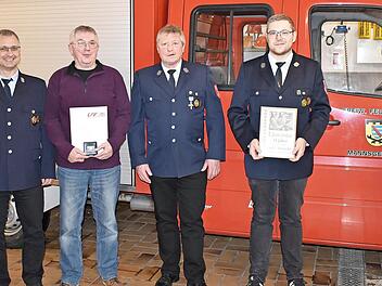 Franz Schneider (3. v. l.) hat das bayerische Feuerwehrehrenkreuz in Silber erhalten. Andre Schneider (2. v. r.) ist für 15 Jahre aktive Dienstzeit geehrt worden. Mit im Bild (v. r.) Bürgermeister Jürgen Gäbelein, Vorsitzender Udo Schneider, Komma...