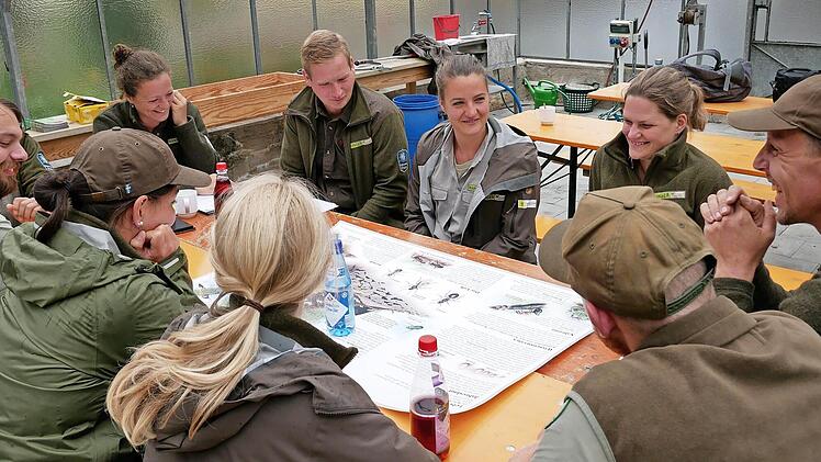 Naturparkranger Martin Kreisel und Melanie Chist&eacute; informieren &uuml;ber den Ameisenschutz im Naturpark Fr&auml;nkische Schweiz&ndash;Frankenjura.