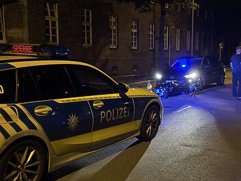 Wilde Verfolgungsfahrt durch Hof: Rollerfahrer kollidiert bei Flucht mit Zivilfahrzeug der Polizei