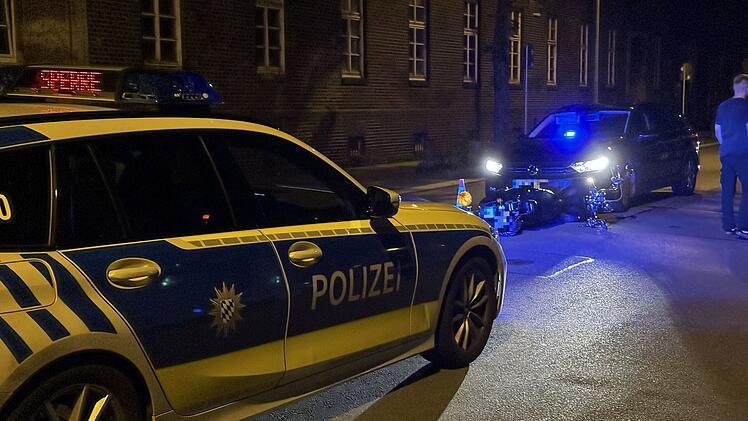Wilde Verfolgungsfahrt durch Hof: Rollerfahrer kollidiert bei Flucht mit Zivilfahrzeug der Polizei