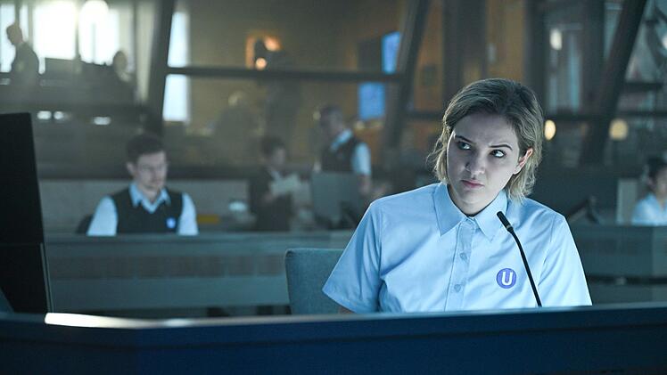 Clara (Lisa Vicari) arbeitet in der Leitstelle und muss pl&ouml;tzlich die Kommunikation mit dem Entf&uuml;hrer &uuml;bernehmen.