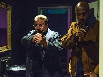 Einsatz in Hamburg: Erichsen (Armin Rohde, links) und Elias (Tedros Teclebrhan) suchen in Lars Beckers Polizeifilm "Nachtschicht - Cash & Carry" den gefl&uuml;chteten Gangster Balou auf der Nachtclub-Toilette.