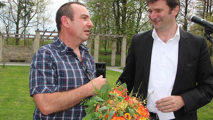 Tausendsassa Heinz Zippelius ist ein Vorbild in Sachen Ehrenamt. Er bekommt Blumen von Thomas Wirth, dessen Landschaftsarchitektenbüro die Sanierung übernommen hatte.