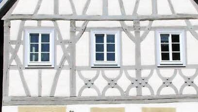 Die Eiserne Rose für das Fachwerkhaus in der Flenderstraße in Seßlach (von links): Seßlachs 2. Bürgermeister Berthold Borczyk (Freie Wähler), Preisträger Martin Burgsmüller, Beirats-Vorsitzende Christine Heider und Landrat Michael Busch.