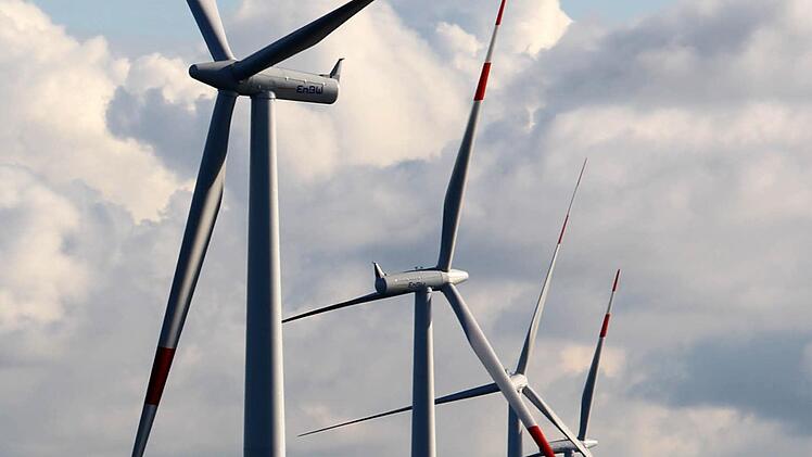 Auch wenn das 10H-Gesetz - zehnfache Höhe der Windräder als Mindestabstand zur nächsten Siedlung - ab morgen in Bayern gilt: Auf der Kirchleuser Platte dürfen sieben 200-Meter-Anlagen gebaut werden. Foto: dpa