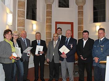 Die Ausgezeichneten beim Gruppenbild mit Landrat Ulm (3.v.r.)  Foto: Schwind