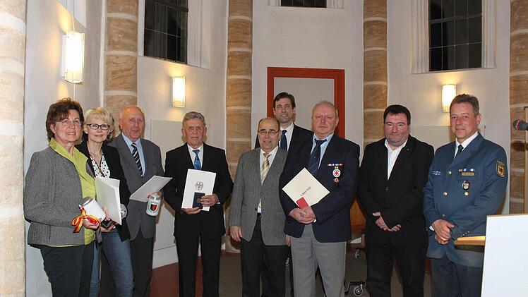 Die Ausgezeichneten beim Gruppenbild mit Landrat Ulm (3.v.r.)  Foto: Schwind