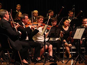 Das Kulmbacher Kammerorchester unter der Leitung von Thomas Grünke begleitete verschiedene Solisten beim großen Galakonzert mit viel Fingerspitzengefühl. Fotos: Sonny Adam