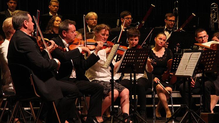Das Kulmbacher Kammerorchester unter der Leitung von Thomas Grünke begleitete verschiedene Solisten beim großen Galakonzert mit viel Fingerspitzengefühl. Fotos: Sonny Adam