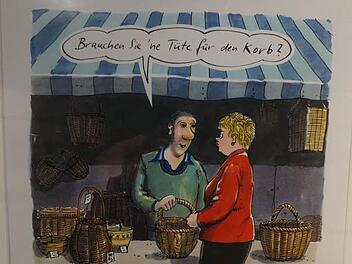 Überspitzt, aber mit einem gehörigen Körnchen Wahrheit, wird hier der Verpackungswahn auf die Schippe genommen. Nachdenken ist ausdrücklich erwünscht. Foto: Marion Eckert/Karikatur: Freimut Woessner