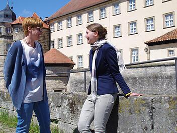Anja Dechant-Sundby (l.) und Susanne Rösch sind begeistert vom Umfeld auf der Festung Rosenberg, wo sie bald gemeinsam das Stück "Mirandolina" auf die Bühne bringen wollen. Foto: Marco Meißner