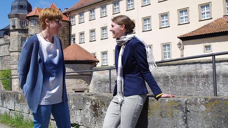 Anja Dechant-Sundby (l.) und Susanne Rösch sind begeistert vom Umfeld auf der Festung Rosenberg, wo sie bald gemeinsam das Stück "Mirandolina" auf die Bühne bringen wollen. Foto: Marco Meißner