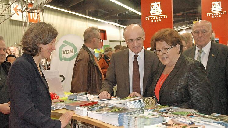 Auf der Freizeitmesse: Susanne Volkheimer bekam Besuch von Landrat Schneider und Landtagspräsidentin Barbara Stamm (von links).