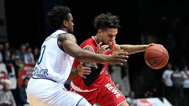 Sowohl der Bamberger Daniel Hackett (r.) als auch der sprunggewaltige Retin Obasohan gehen stets mit viel Energie zu Werke. Foto: Hans-Martin Issler